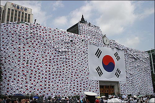 2005년 광복 60주년을 맞이해 서울시청사를 태극기 3601장으로 둘러싸는 퍼포먼스가 진행됐다. 